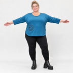 Basic Shirt in Blau aus weichem Stretchjersey mit gerundeter Schnittform und 7/8-Arm