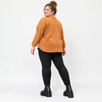 Shirt aus weichem Stretchjersey in Braun mit Rundhalsausschnitt und gerundeter Schnittform