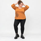 Shirt aus weichem Stretchjersey in Braun mit Rundhalsausschnitt und gerundeter Schnittform