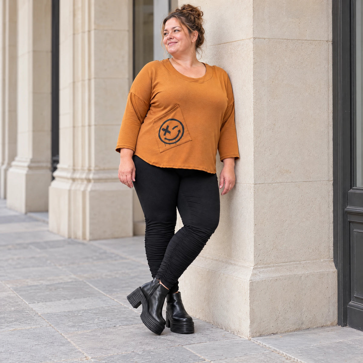 Shirt aus weichem Stretchjersey in Braun mit Rundhalsausschnitt und gerundeter Schnittform