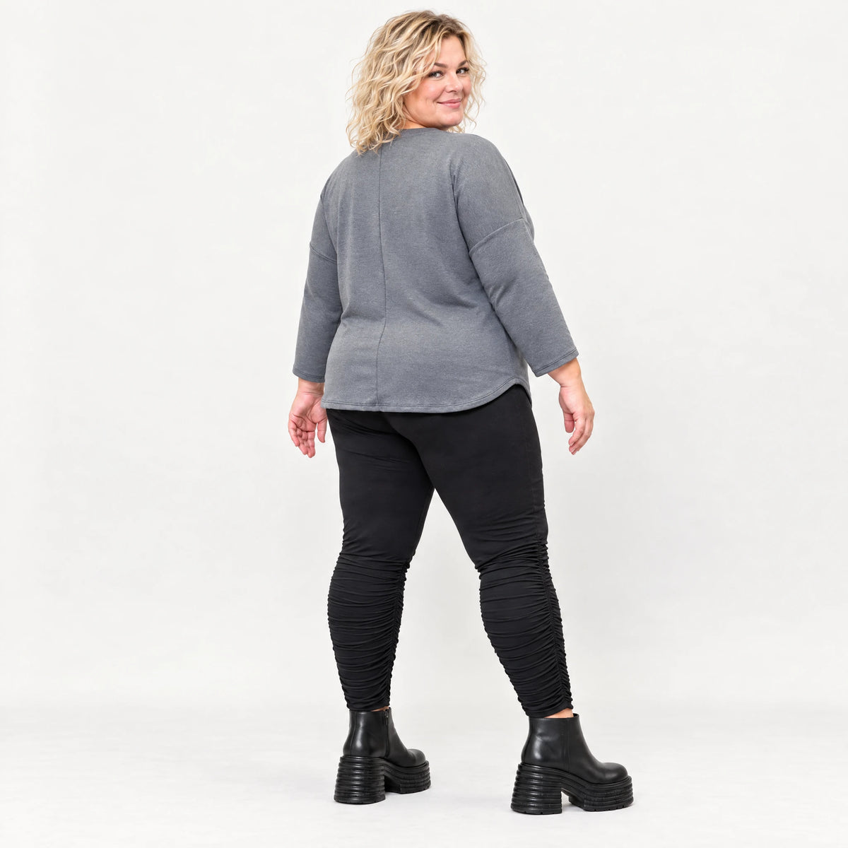 Weiches Shirt in Grau aus Stretchjersey mit gerundetem Schnitt und aufgesetzten Taschen