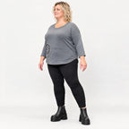 Weiches Shirt in Grau aus Stretchjersey mit gerundetem Schnitt und aufgesetzten Taschen