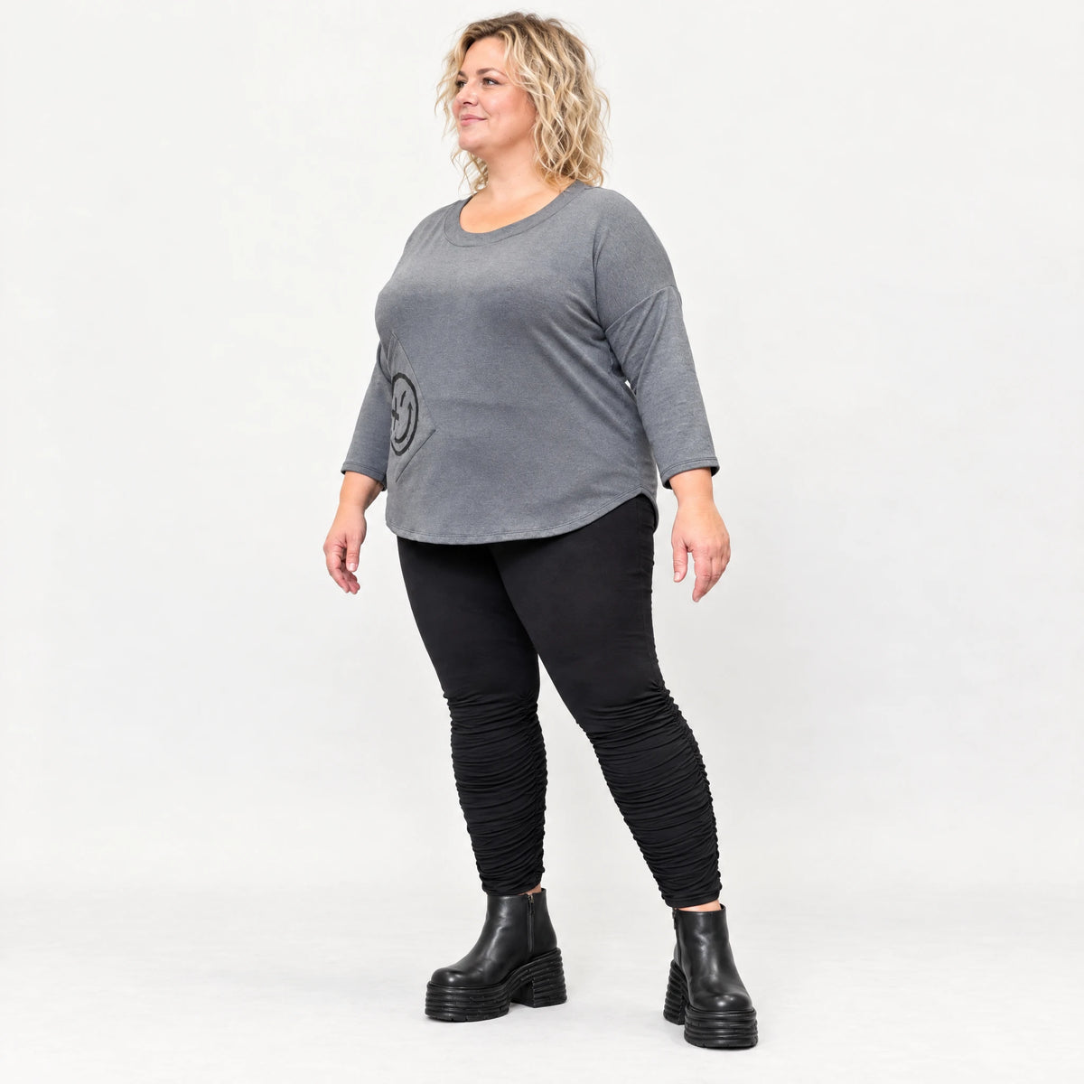 Weiches Shirt in Grau aus Stretchjersey mit gerundetem Schnitt und aufgesetzten Taschen