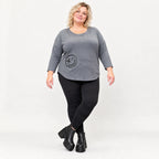 Weiches Shirt in Grau aus Stretchjersey mit gerundetem Schnitt und aufgesetzten Taschen