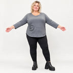 Weiches Shirt in Grau aus Stretchjersey mit gerundetem Schnitt und aufgesetzten Taschen