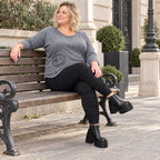 Weiches Shirt in Grau aus Stretchjersey mit gerundetem Schnitt und aufgesetzten Taschen