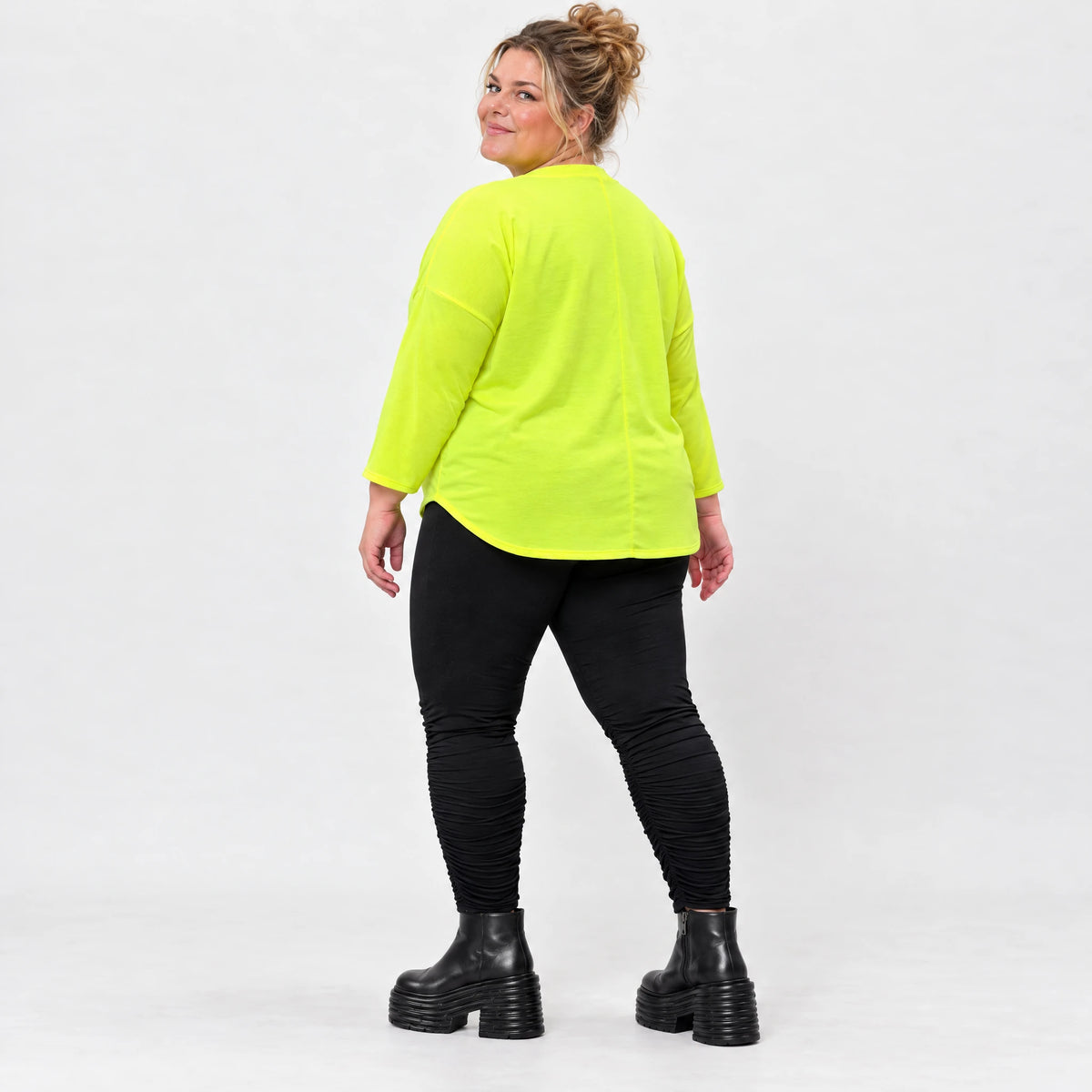 Neongelbes Shirt aus weichem Baumwolljersey mit Rundhalsausschnitt 7/8-Arm und Taschen