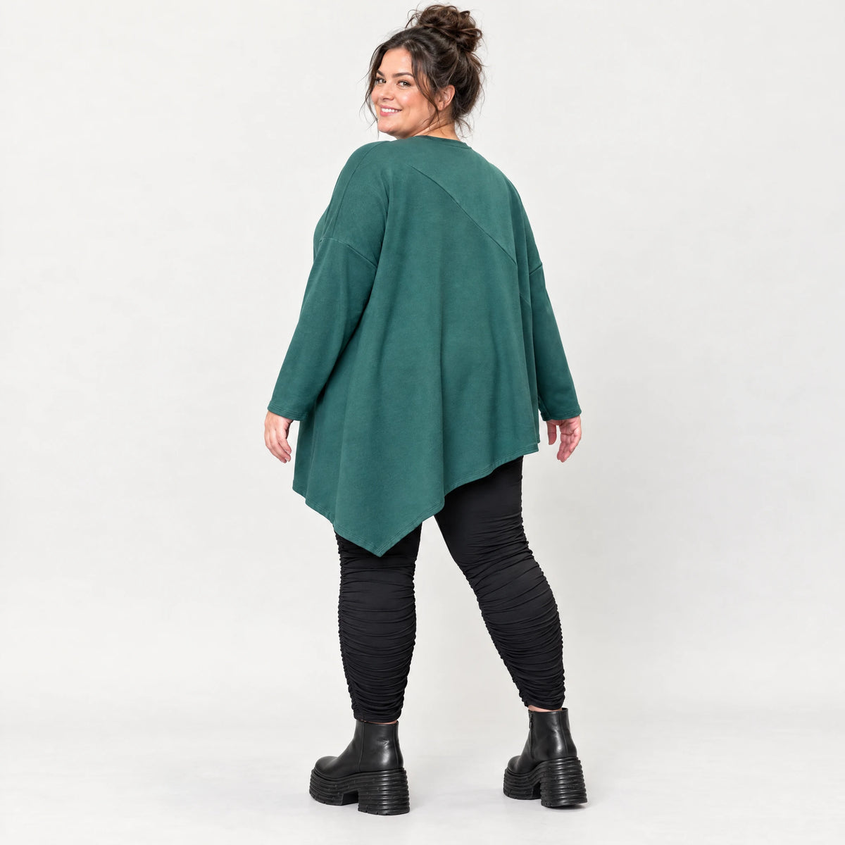Langarmshirt in Dunkelgrün mit asymmetrischem Zipfelsaum aus feinem weichem Stretchjersey