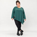 Langarmshirt in Dunkelgrün mit asymmetrischem Zipfelsaum aus feinem weichem Stretchjersey