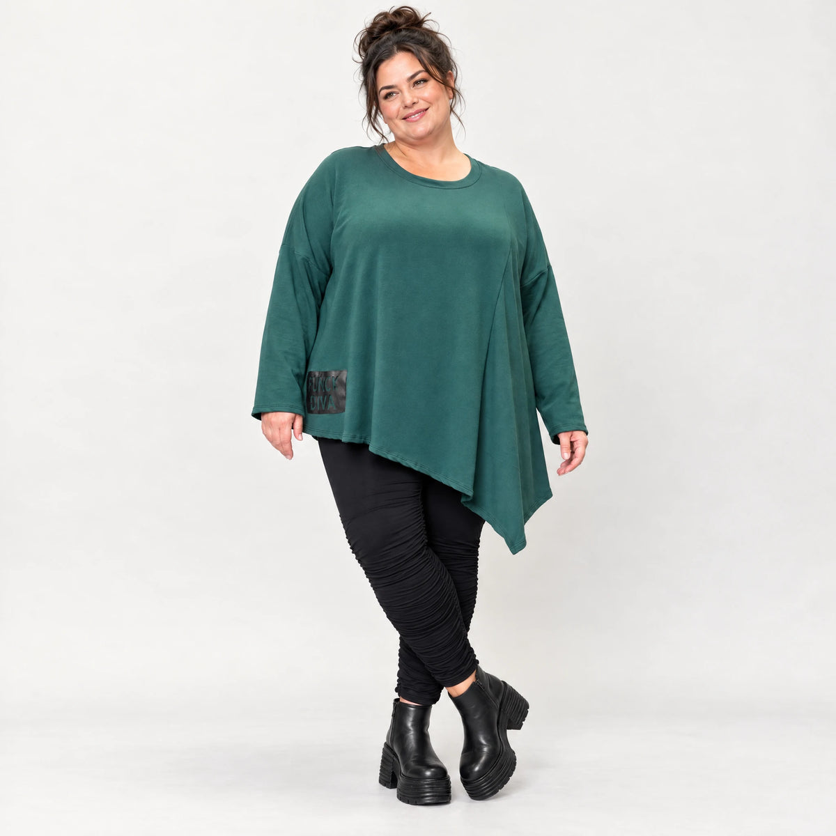 Langarmshirt in Dunkelgrün mit asymmetrischem Zipfelsaum aus feinem weichem Stretchjersey