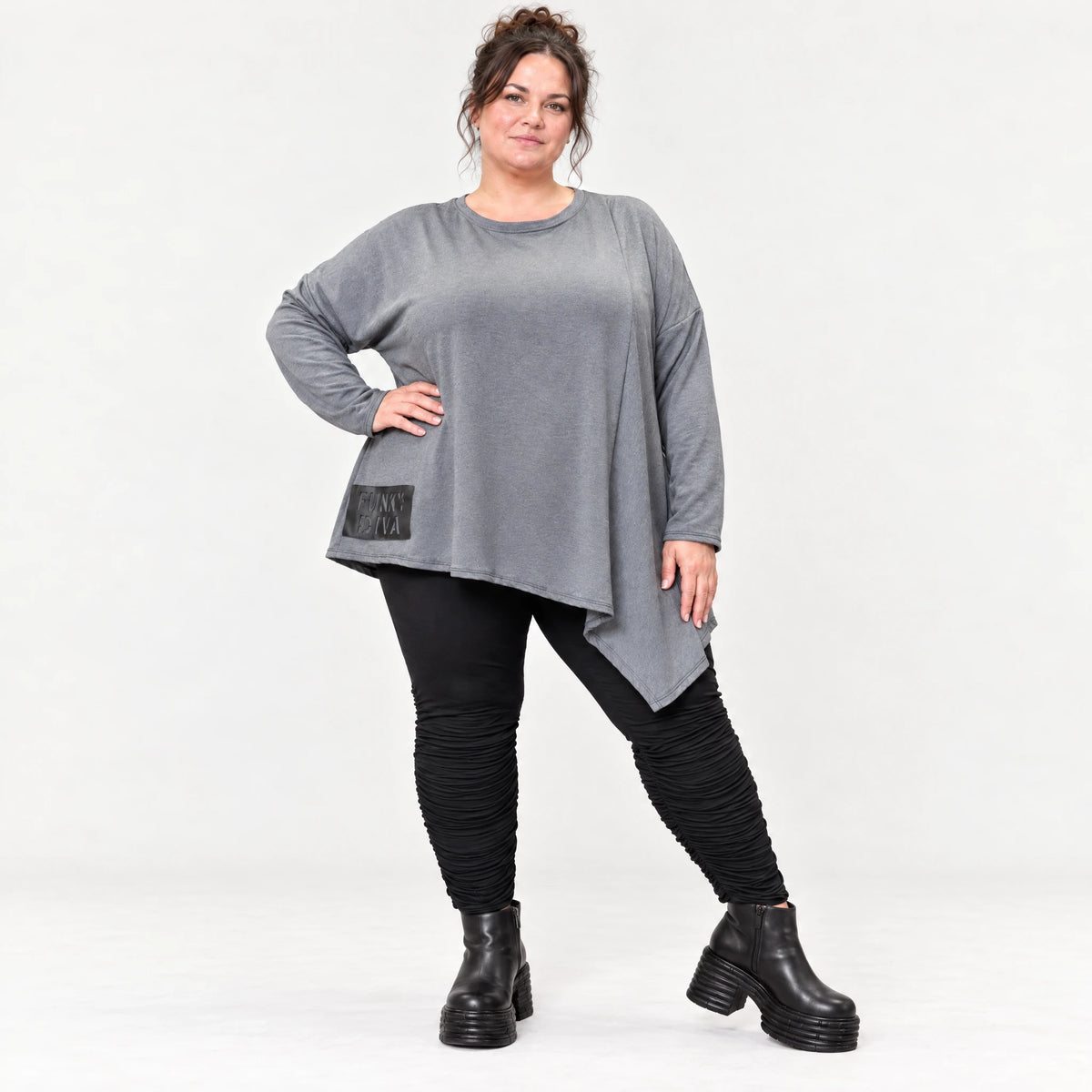 Langarmshirt in Grau mit asymmetrischem Schnitt und Zipfelsaum aus weichem Stretchjersey
