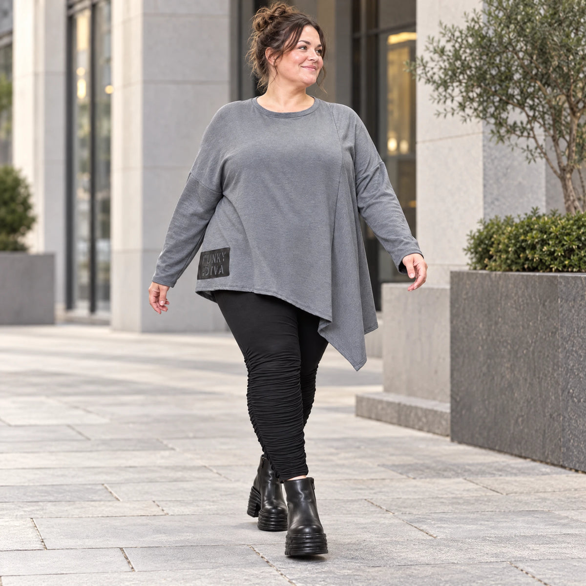 Langarmshirt in Grau mit asymmetrischem Schnitt und Zipfelsaum aus weichem Stretchjersey