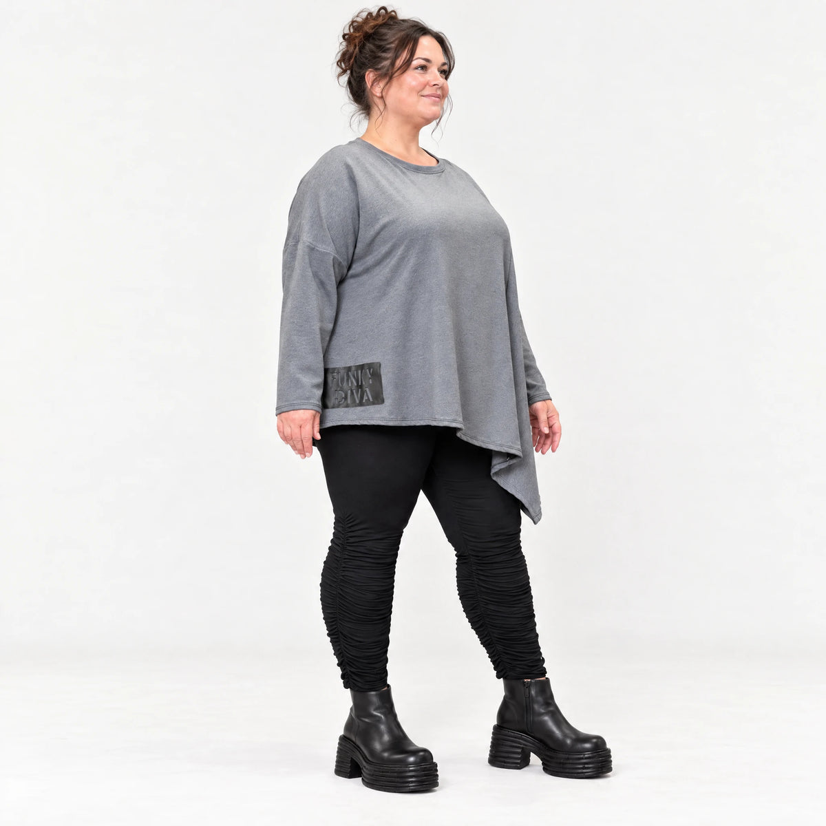 Langarmshirt in Grau mit asymmetrischem Schnitt und Zipfelsaum aus weichem Stretchjersey