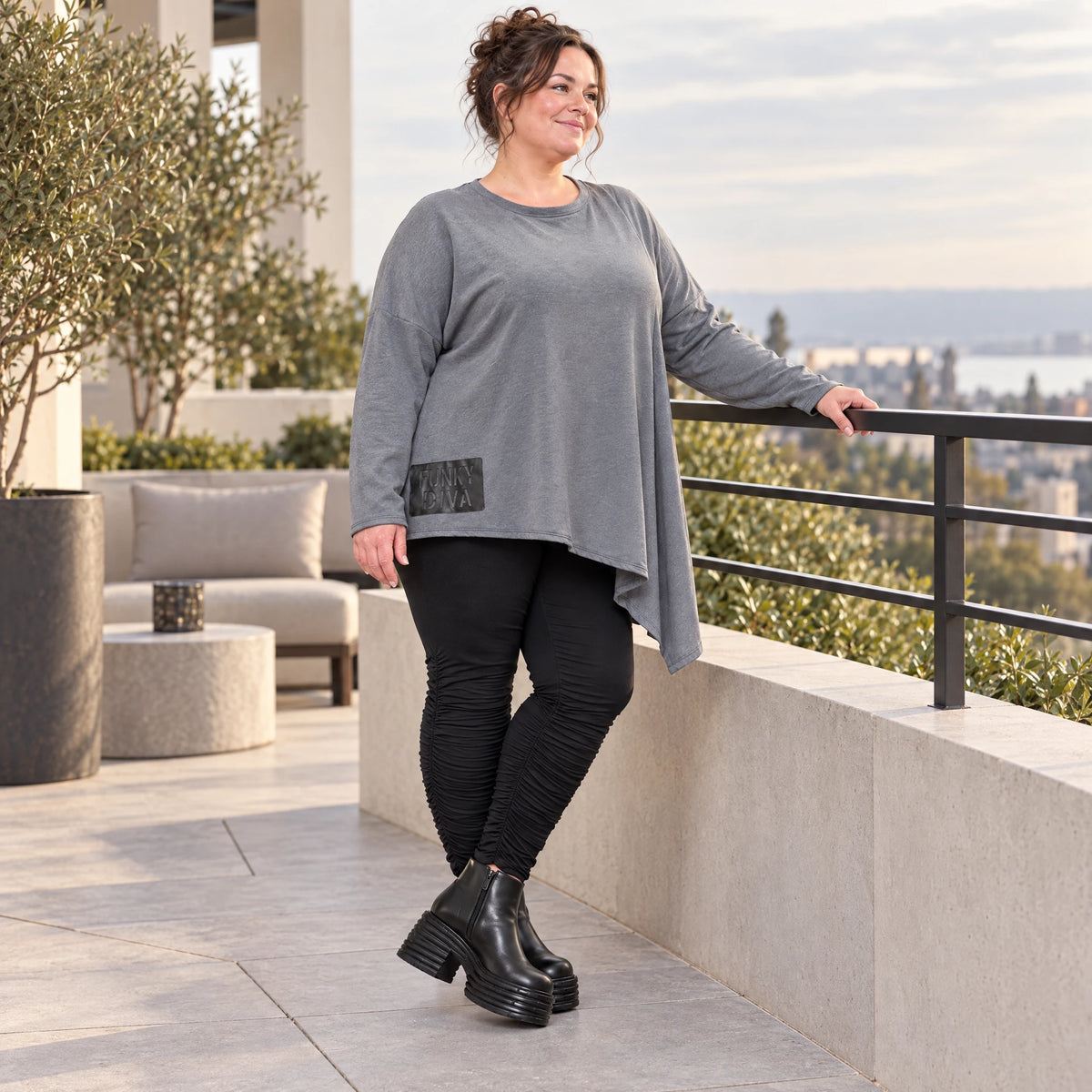 Langarmshirt in Grau mit asymmetrischem Schnitt und Zipfelsaum aus weichem Stretchjersey