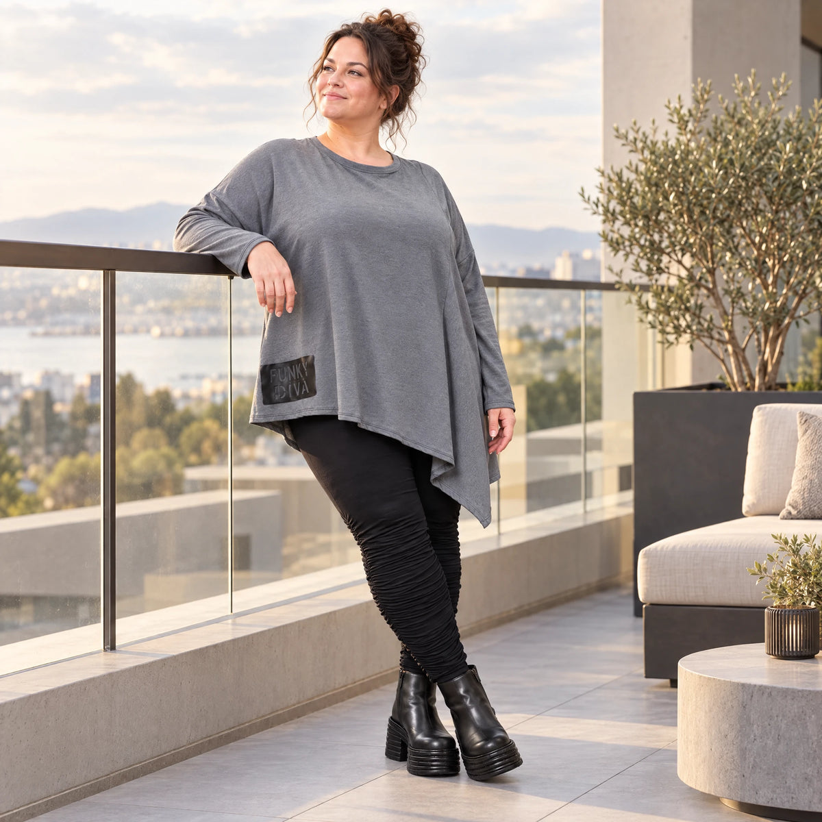 Langarmshirt in Grau mit asymmetrischem Schnitt und Zipfelsaum aus weichem Stretchjersey
