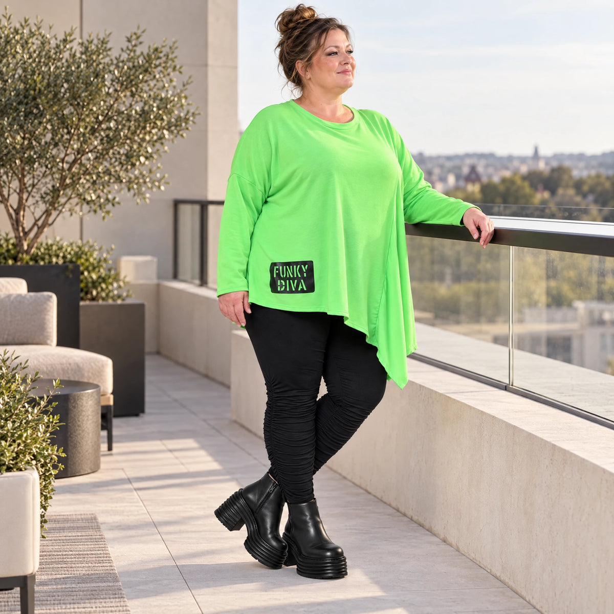 Langarmshirt in frischem Grün mit asymmetrischem Zipfelsaum aus weichem Stretchjersey