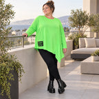 Langarmshirt in frischem Grün mit asymmetrischem Zipfelsaum aus weichem Stretchjersey