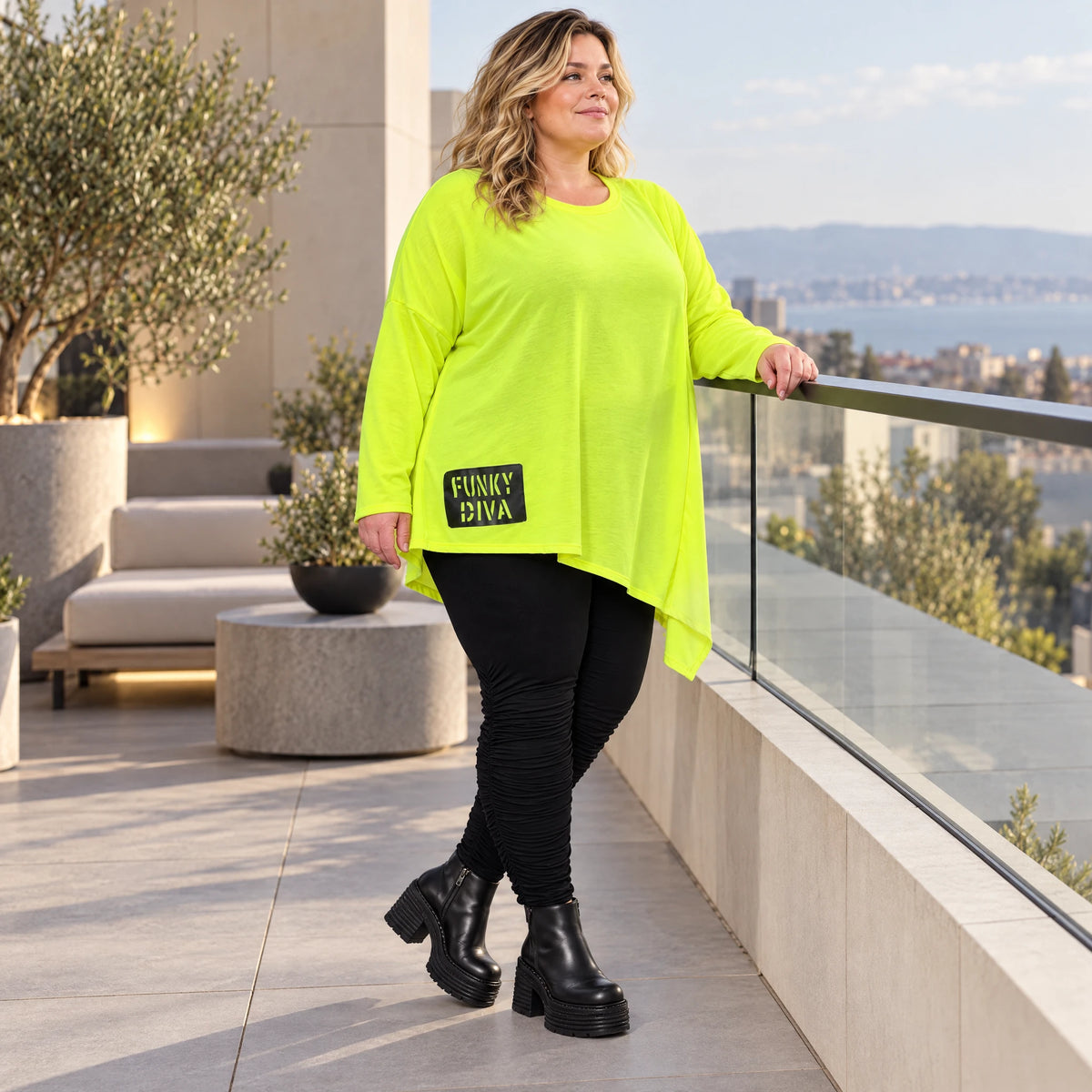 Langarmshirt in Neongelb mit asymmetrischem Zipfelsaum aus weichem Stretchjersey