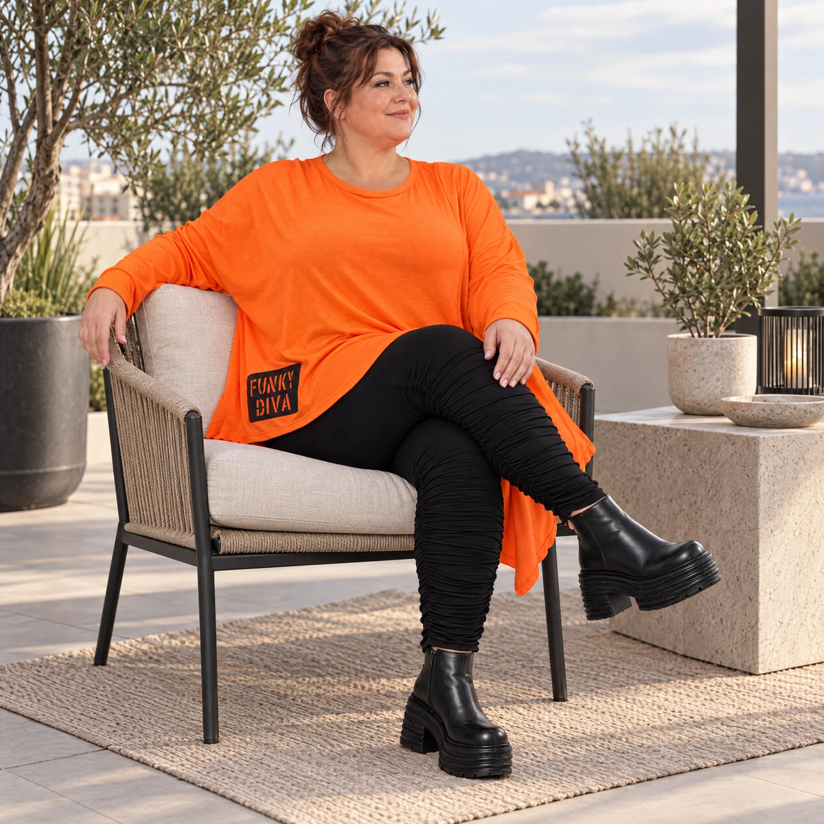 Orange Langarmshirt aus weichem Stretchjersey mit asymmetrischem Schnitt und Zipfelsaum