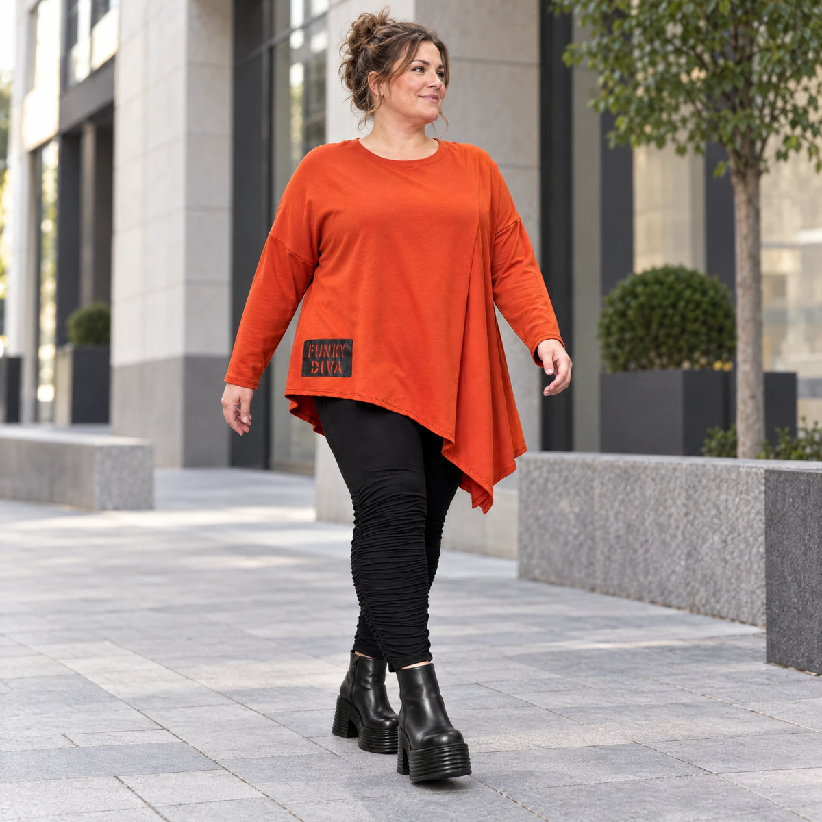 Langarmshirt in kräftigem Orange mit asymmetrischem Zipfelsaum aus weichem Stretchjersey