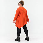 Langarmshirt in kräftigem Orange mit asymmetrischem Zipfelsaum aus weichem Stretchjersey