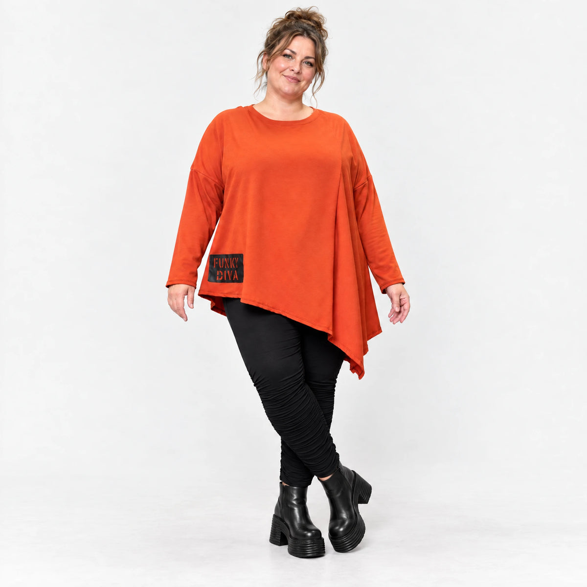 Langarmshirt in kräftigem Orange mit asymmetrischem Zipfelsaum aus weichem Stretchjersey