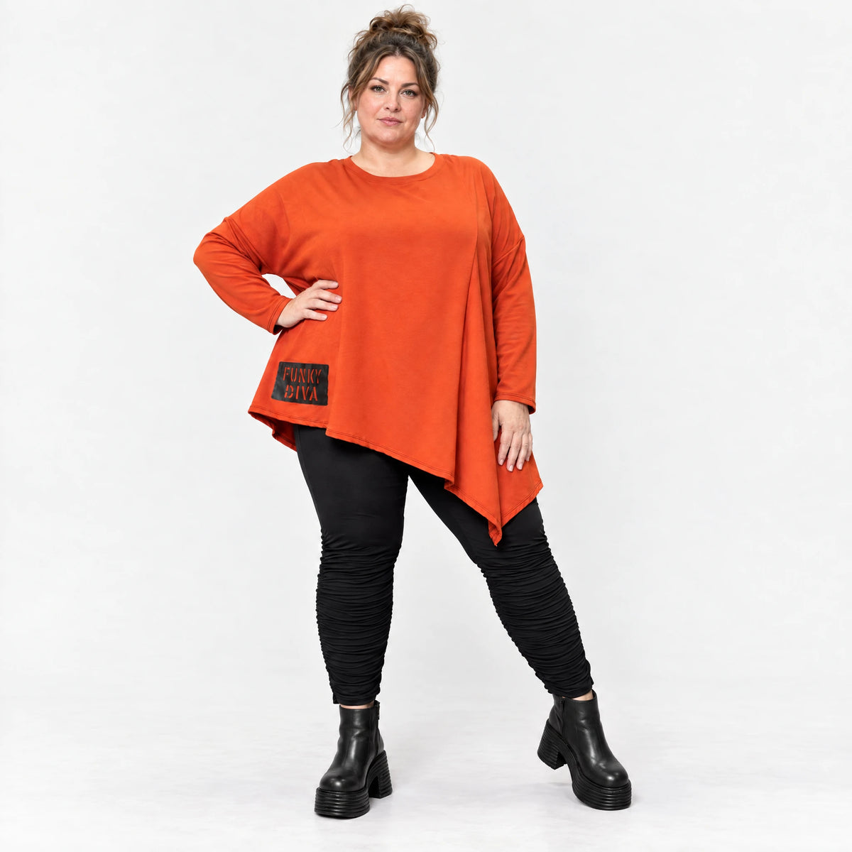 Langarmshirt in kräftigem Orange mit asymmetrischem Zipfelsaum aus weichem Stretchjersey