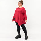 Rotes Langarmshirt mit asymmetrischem Zipfelsaum aus weichem Stretchjersey aus Italien