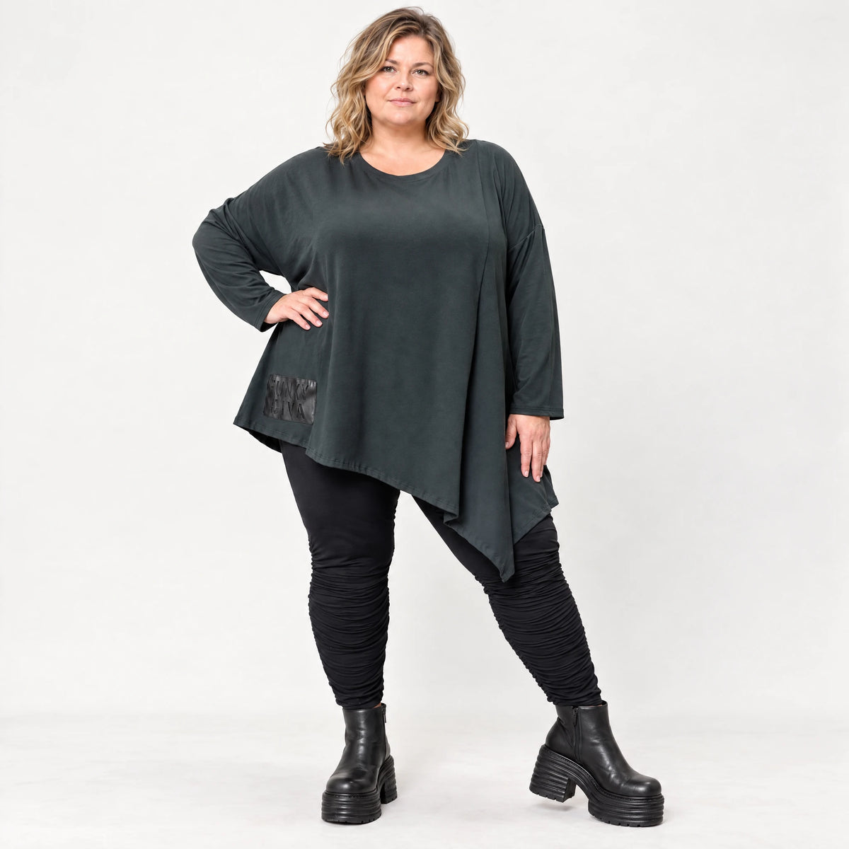 Schwarzes Langarmshirt mit asymmetrischem Zipfelsaum in warmem Stretchjersey aus Italien