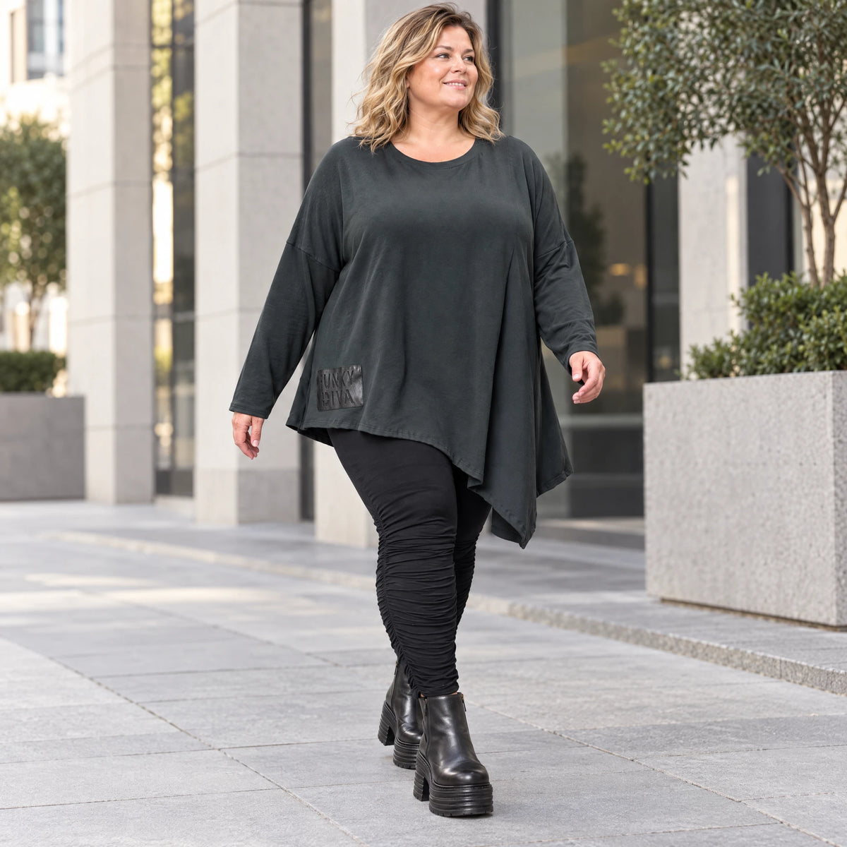Schwarzes Langarmshirt mit asymmetrischem Zipfelsaum in warmem Stretchjersey aus Italien