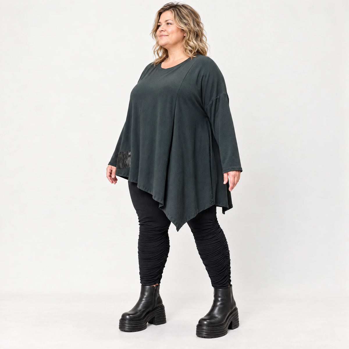 Schwarzes Langarmshirt mit asymmetrischem Zipfelsaum in warmem Stretchjersey aus Italien