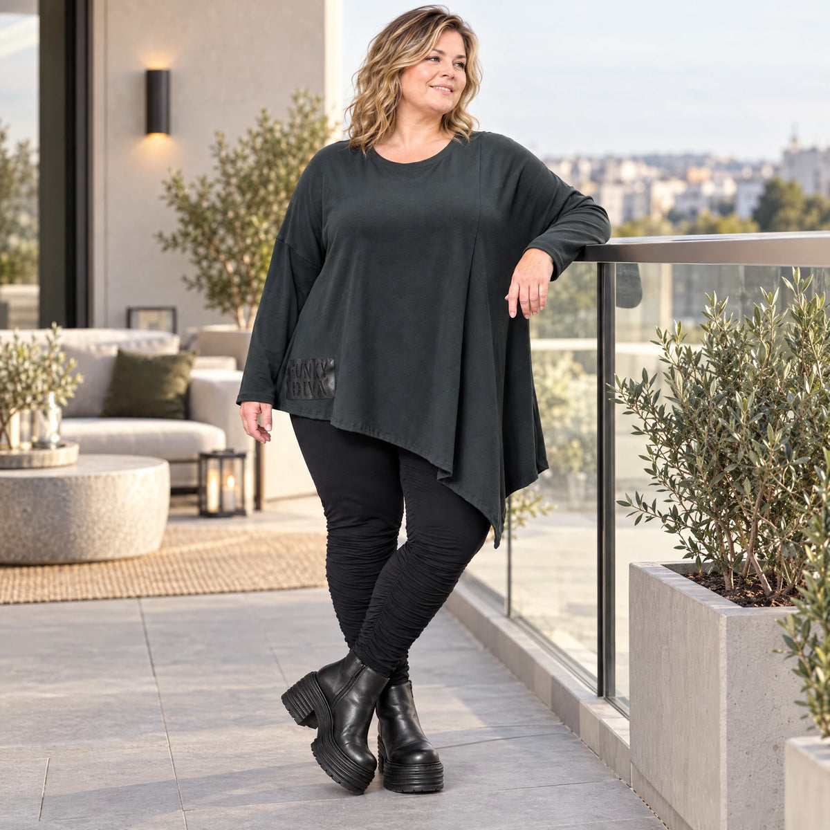 Schwarzes Langarmshirt mit asymmetrischem Zipfelsaum in warmem Stretchjersey aus Italien