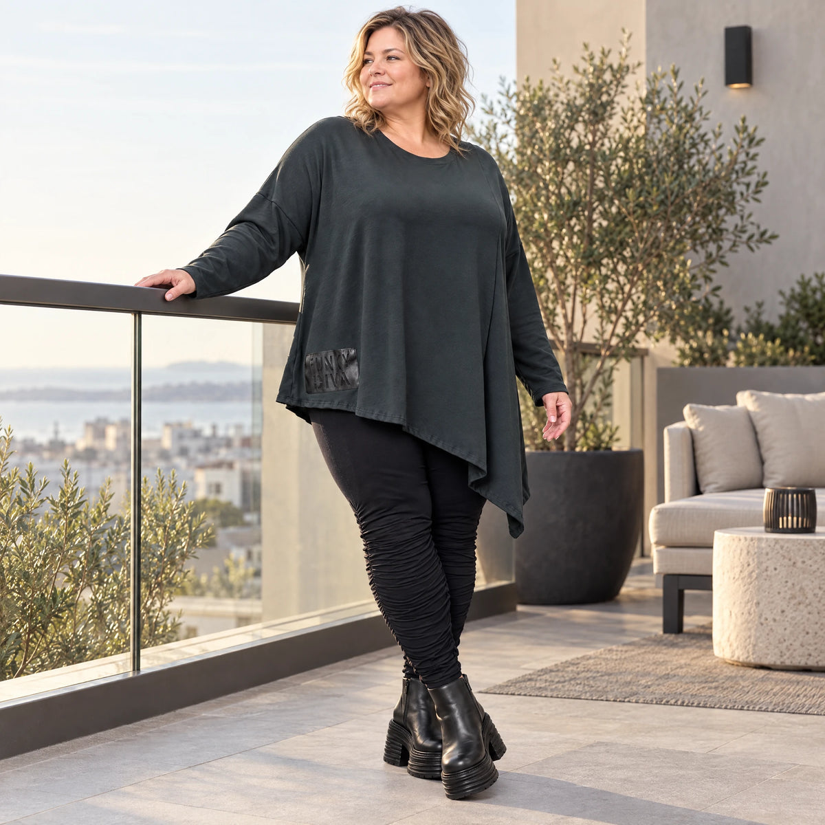 Schwarzes Langarmshirt mit asymmetrischem Zipfelsaum in warmem Stretchjersey aus Italien