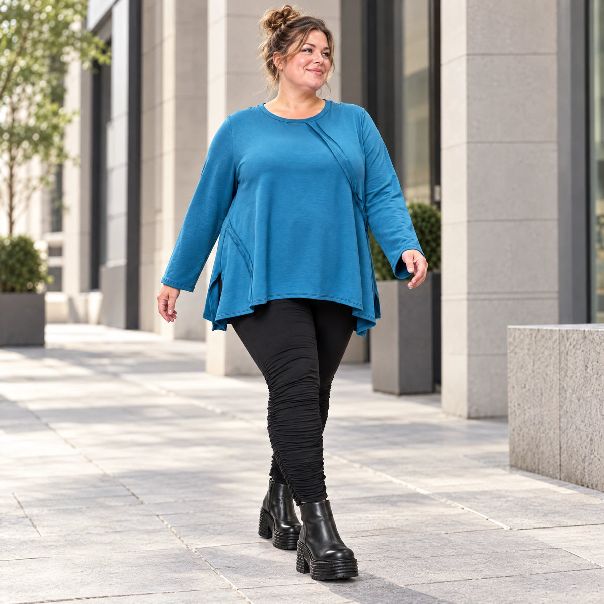 Blaues Langarmshirt aus warmem Stretchjersey in fließender A-Linie mit Rundhalsausschnitt