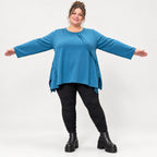 Blaues Langarmshirt aus warmem Stretchjersey in fließender A-Linie mit Rundhalsausschnitt