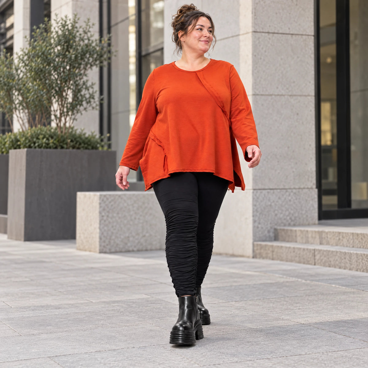 Langarmshirt in Orange mit Rundhalsausschnitt und fließender A-Linie aus Stretchjersey