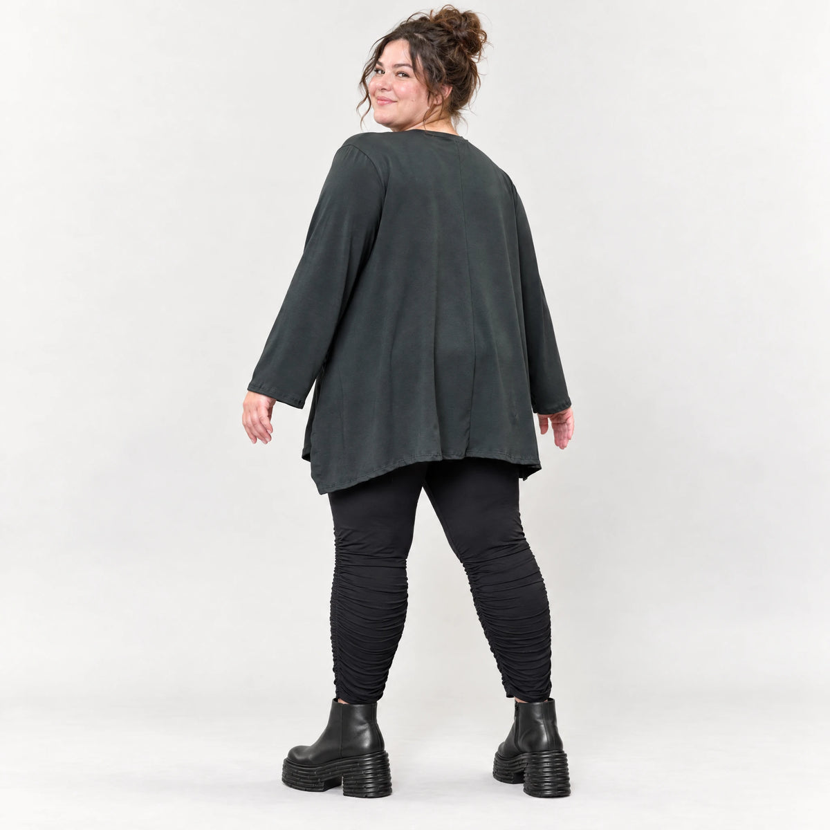 Schwarzes Langarmshirt Basic in fließender A-Linie aus weichem Stretchjersey aus Italien