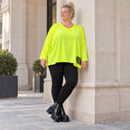 Lässiges Langarmshirt in leuchtendem Neongelb mit V-Ausschnitt aus weichem Stretchjersey
