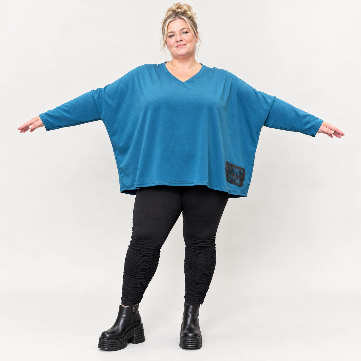 Blaues Langarmshirt aus Italien in weichem Jersey mit V-Ausschnitt und kastiger Passform