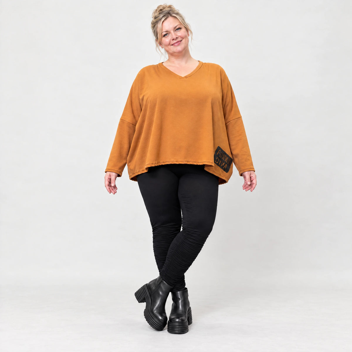 Langarmshirt in Braun mit V-Ausschnitt aus weichem Stretchjersey in kastiger Passform