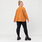Langarmshirt in Braun mit V-Ausschnitt aus weichem Stretchjersey in kastiger Passform