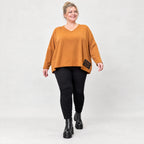 Langarmshirt in Braun mit V-Ausschnitt aus weichem Stretchjersey in kastiger Passform
