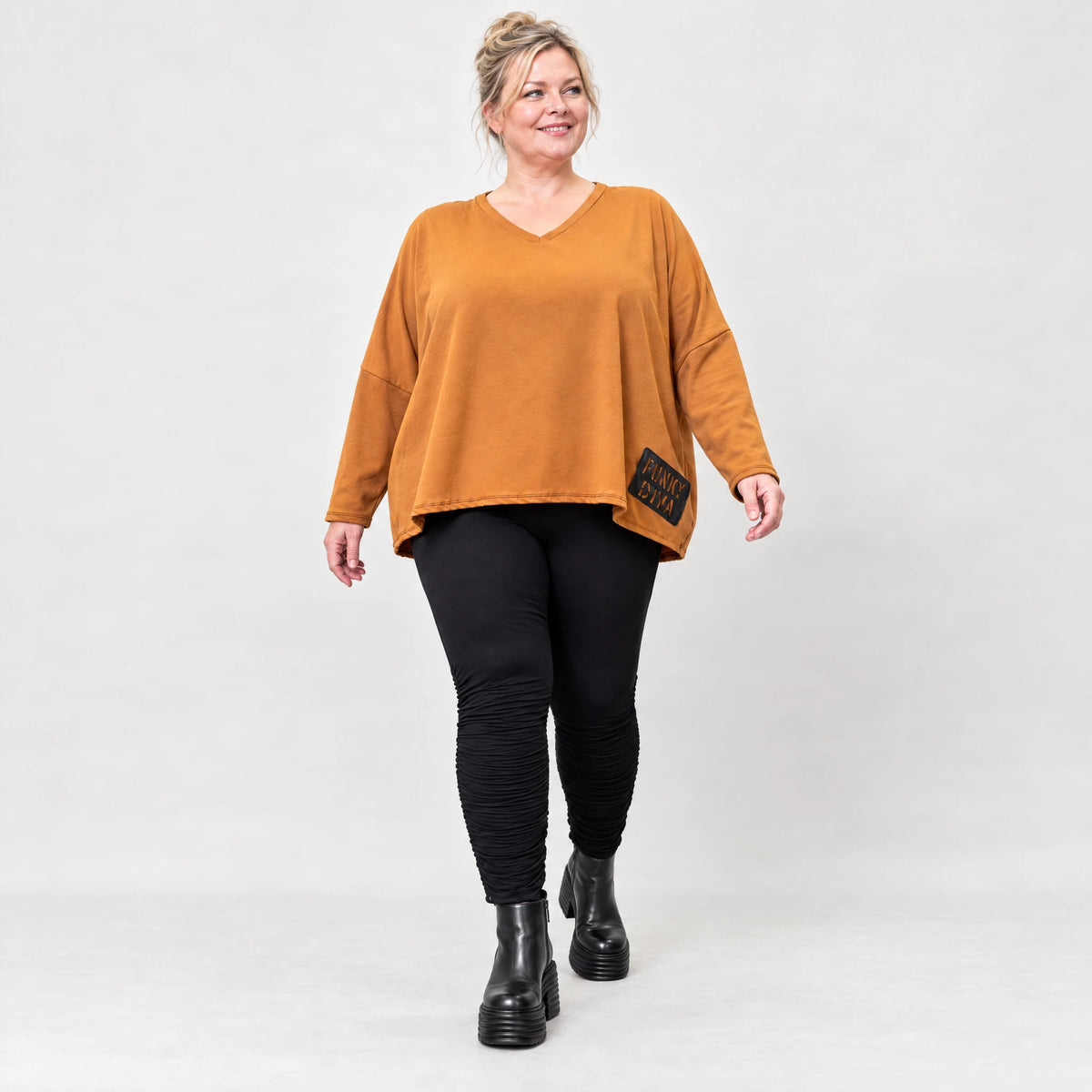 Langarmshirt in Braun mit V-Ausschnitt aus weichem Stretchjersey in kastiger Passform
