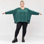 Dunkelgrünes Langarmshirt mit V-Ausschnitt aus feinem Stretchjersey und kastiger Passform