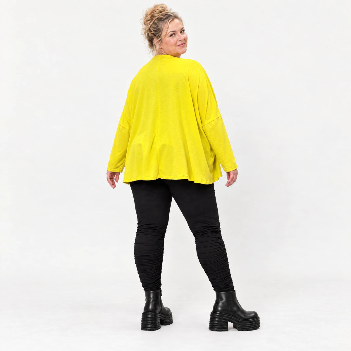 Langarmshirt in Gelb aus weichem Stretchjersey mit V-Ausschnitt und kastiger Passform