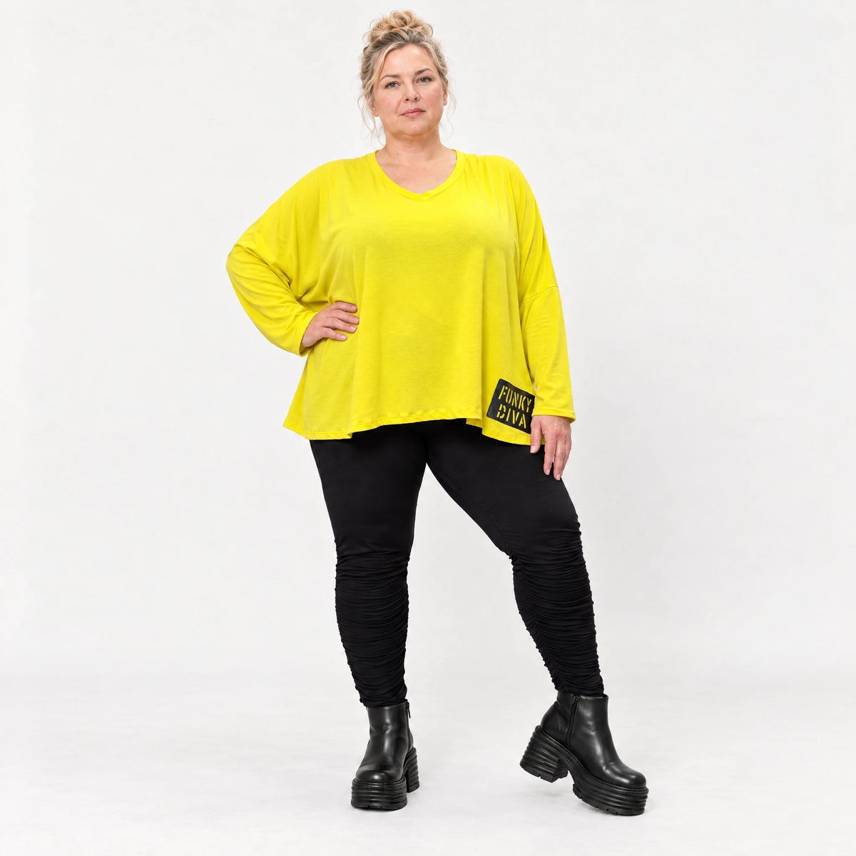 Langarmshirt in Gelb aus weichem Stretchjersey mit V-Ausschnitt und kastiger Passform