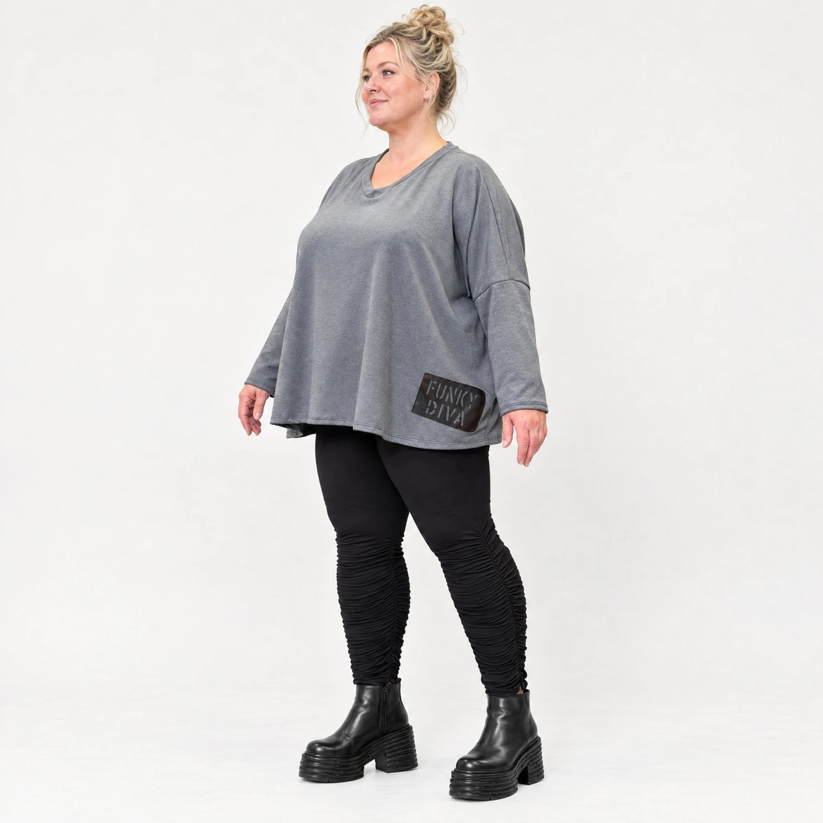 Graues Langarmshirt aus weichem Stretchjersey mit V-Ausschnitt und kastiger Passform