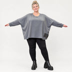 Graues Langarmshirt aus weichem Stretchjersey mit V-Ausschnitt und kastiger Passform