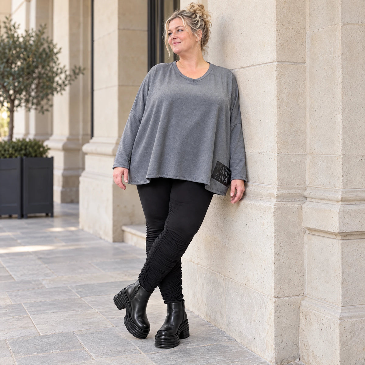 Graues Langarmshirt aus weichem Stretchjersey mit V-Ausschnitt und kastiger Passform