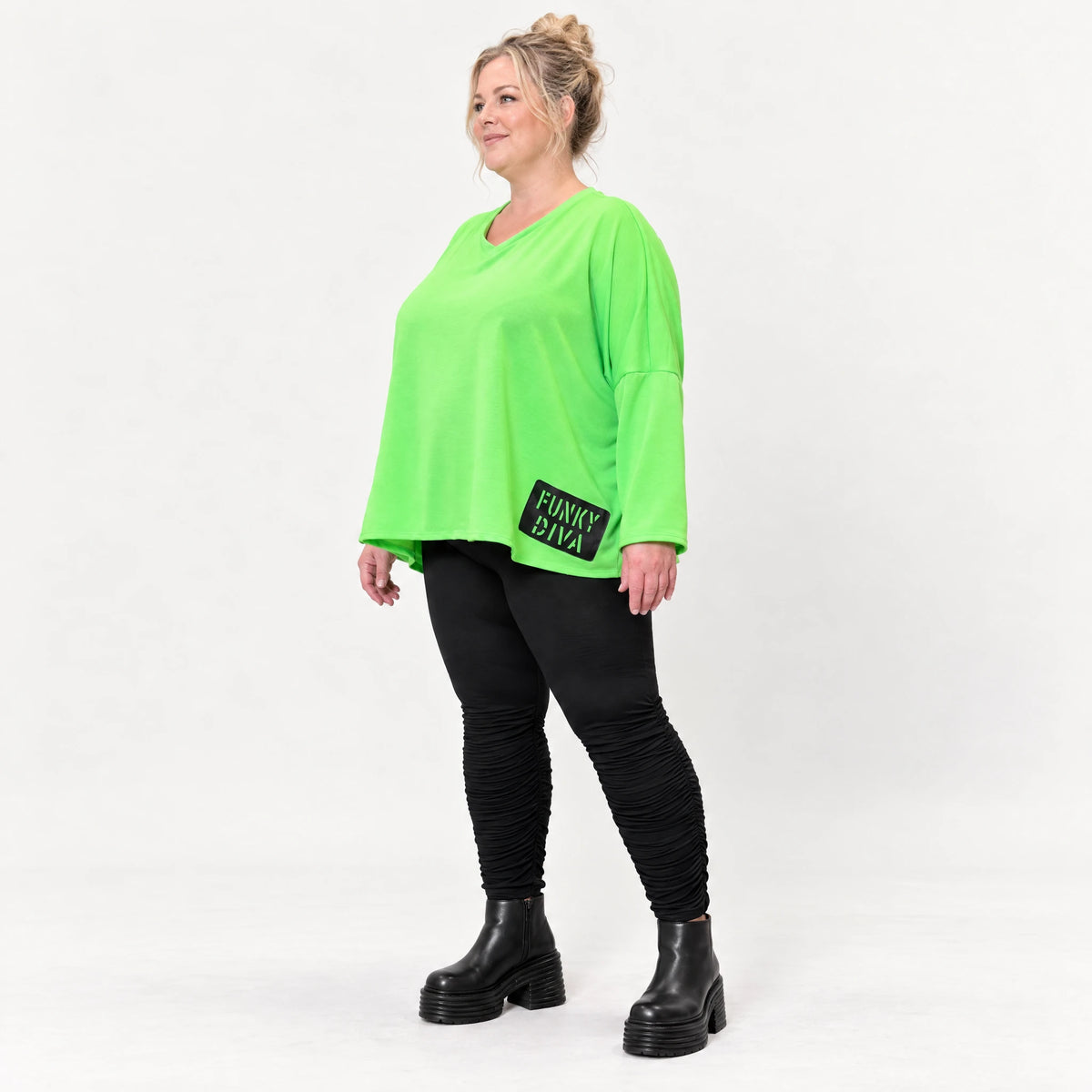 Langarmshirt in sattem Grün aus weichem Stretchjersey mit V-Ausschnitt im kastigen Schnitt